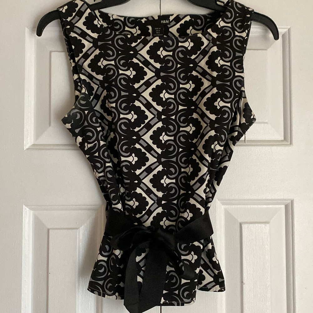 Black, gray, and white H&M sleeveless blouse